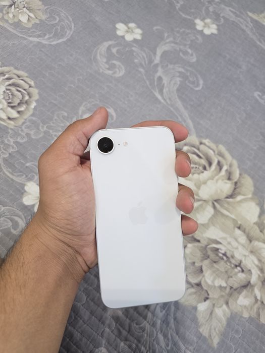 IPhone 16e 99% white