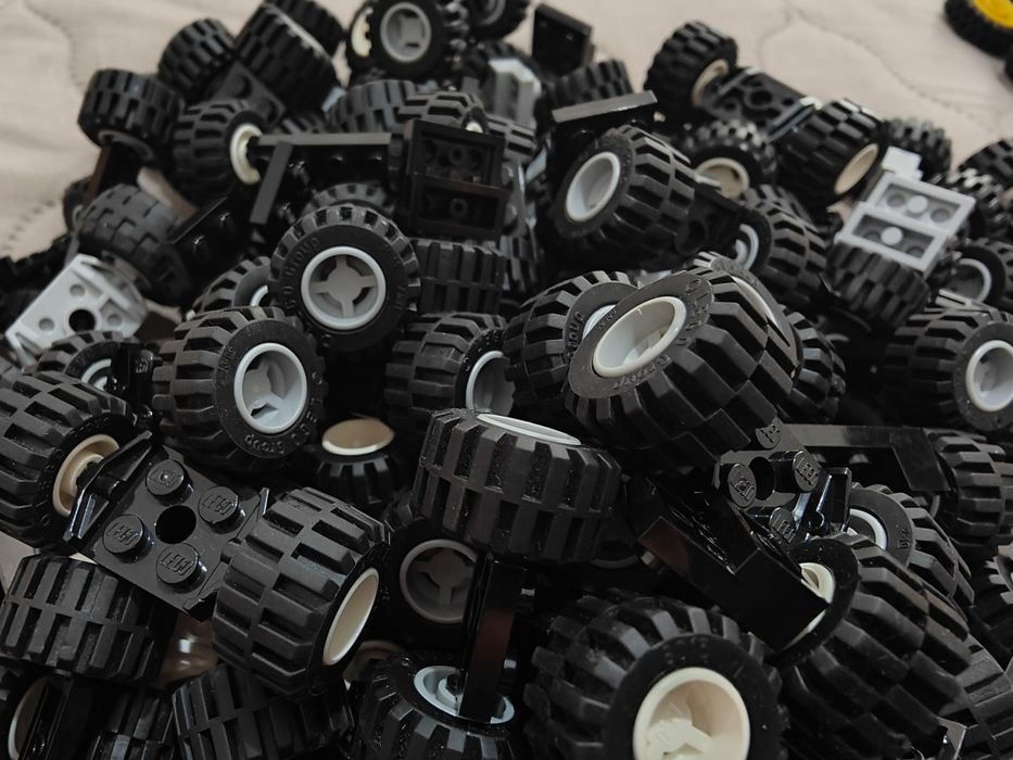 Roți lego, osii și aripi.