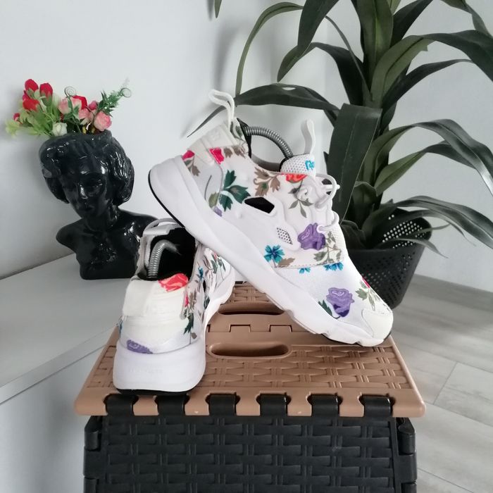 Sneakers fete Reebok Furylite, import Germania