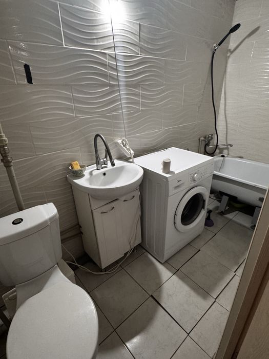 квартиру-студию в цоколе продам