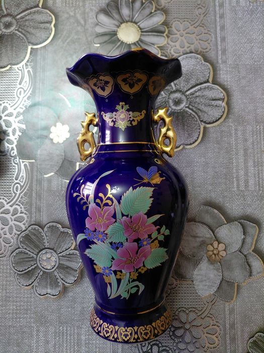 Продаю красивую вазу.