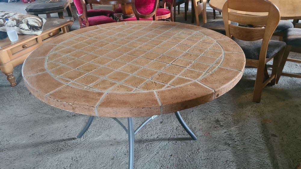 Каменна маса с метални крачета внос от Европа