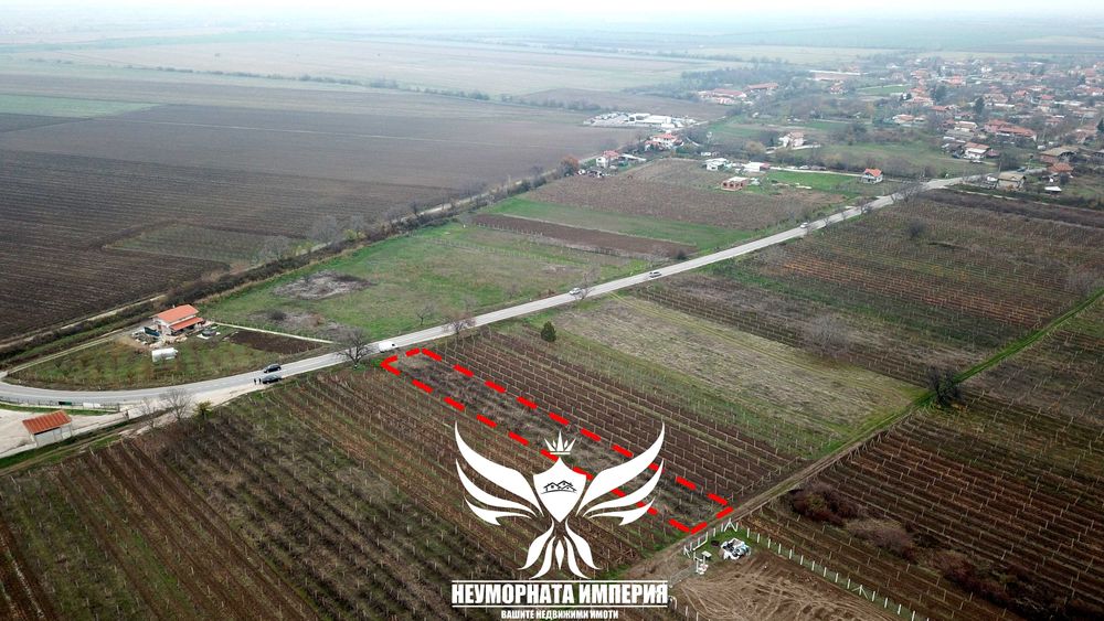 Продавам земя 1086кв.м. на първа линия преди село Козаново