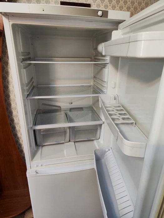 Продам холодильник indesit R600a