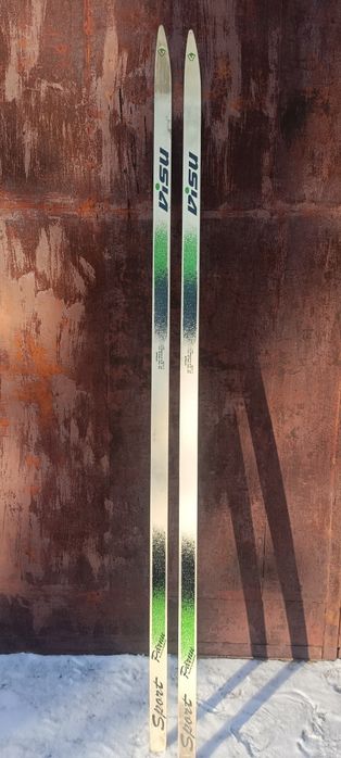 Лыжи беговые новые. Длина 2 метра.