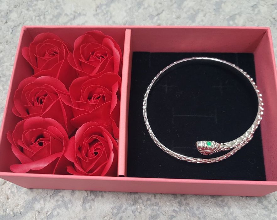 Браслет новый выглядит дорого