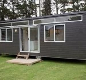 Vând case modulare pe structura metalica