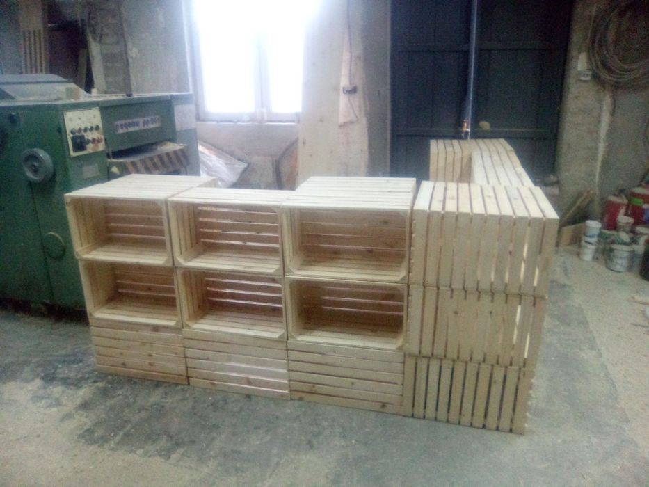 Търговска щанд маса от щайги с рекламни черни дъски