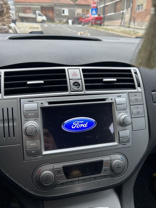 Vand Ford Kuga 2011 motor 2.0L 140 cp 4x2 in stare impecabila atat estwtic cat si functioare