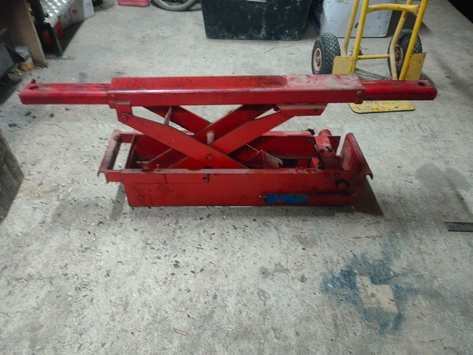 Elevator de canal tip foarfeca