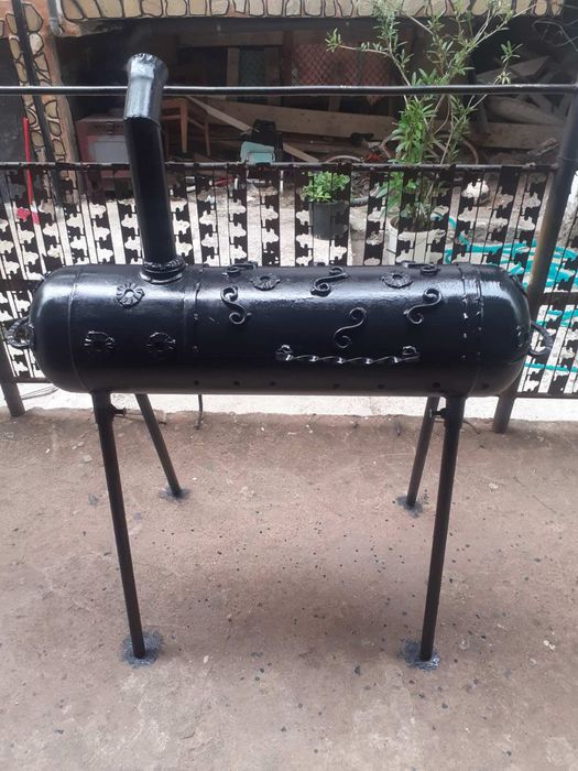 Масивна ръчно изработена метална скара / барбекю с комин