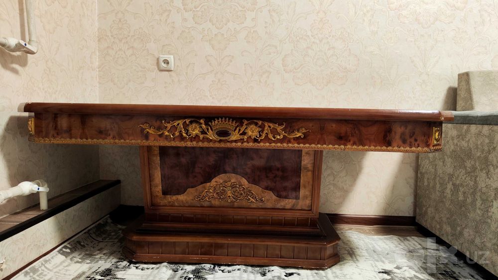 Стол из орехового дерева