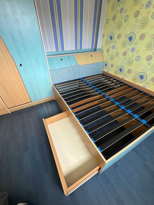 Спалня с гардероб, ракла и повдигаща се скара