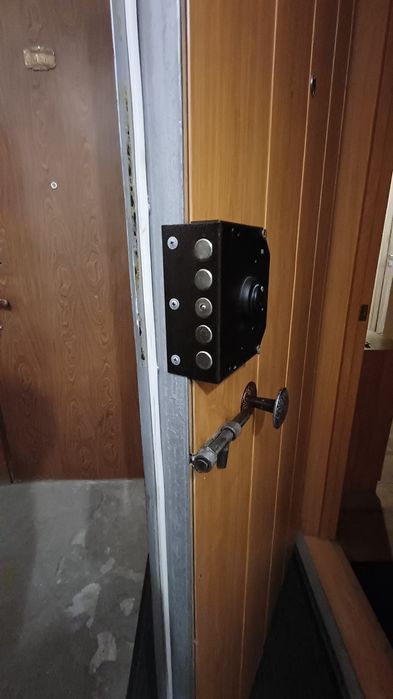 Продам дверь железную