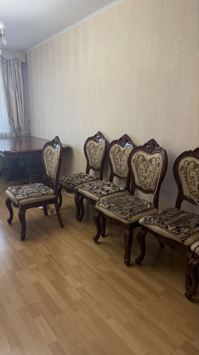 Продам стол стулья и сервант