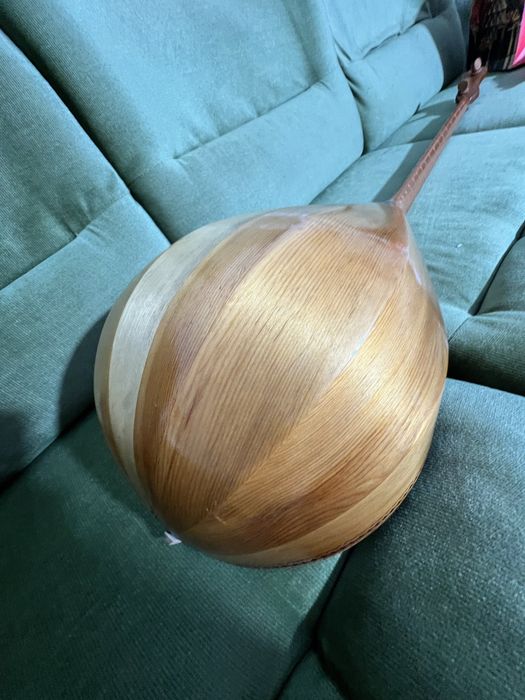 Домбра с элементами казахстанского флага