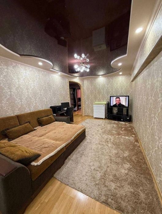 Продам 3 ком Кирпич на метро Мирор