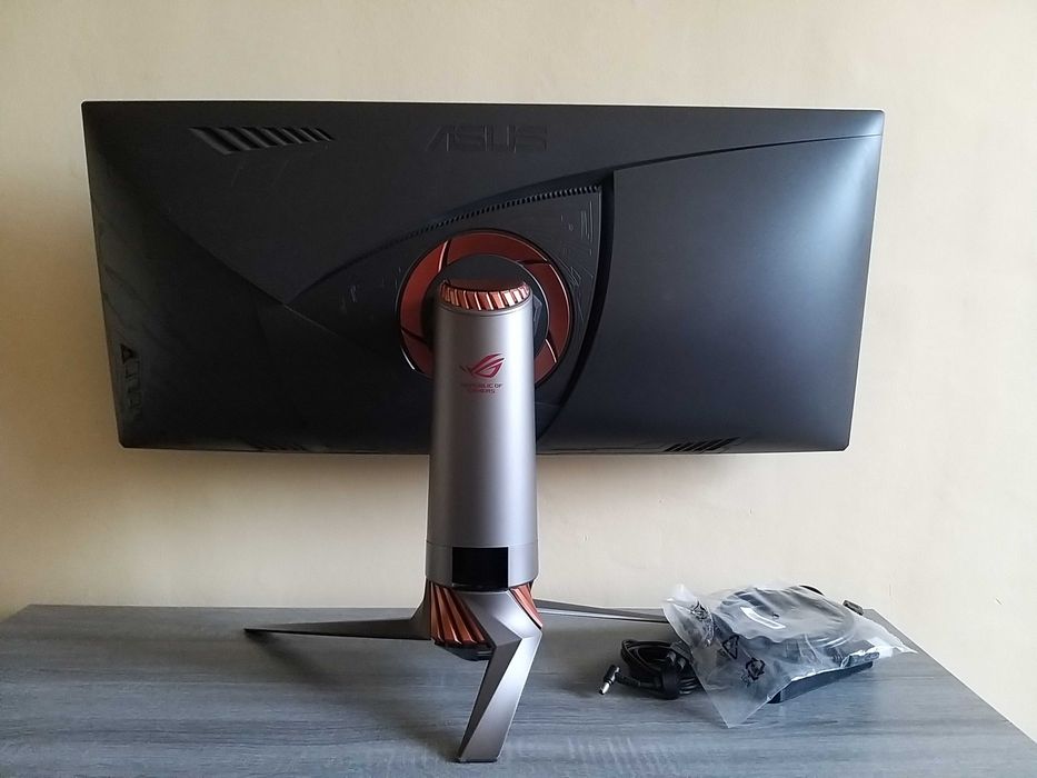 Monitor Asus ROG ultrawide