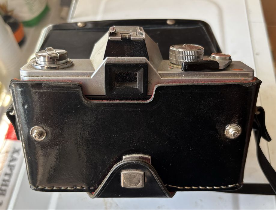 Продавам  фотоапарати NIKON D50  и  PRAKTIKA MTL 3