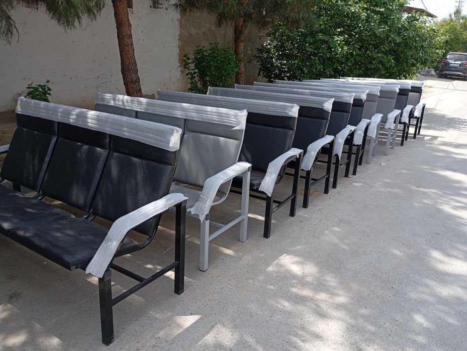 Парта. 600.000 имеются зал ожиданий диван. стулья. скамейки