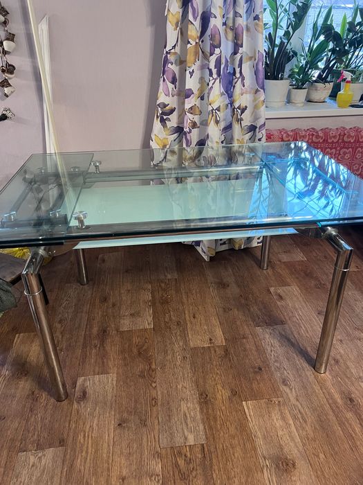 Стол раздвижной стеклянный.140-200 на 90 см.