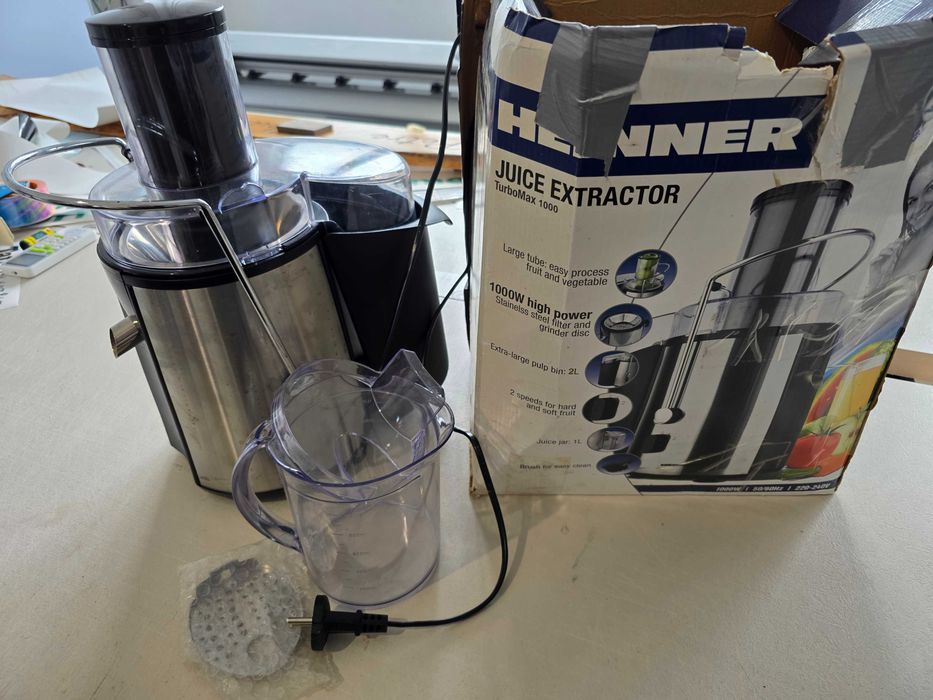 Storcător de fructe Henner Juice Extractor 1000W, cu cutie