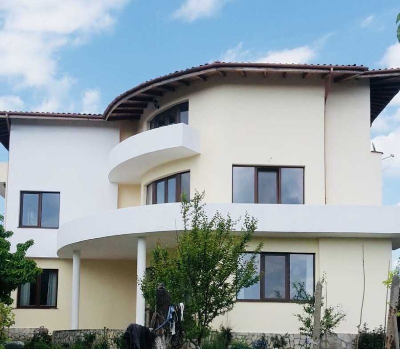 Масивна,триетажна къща за продажба