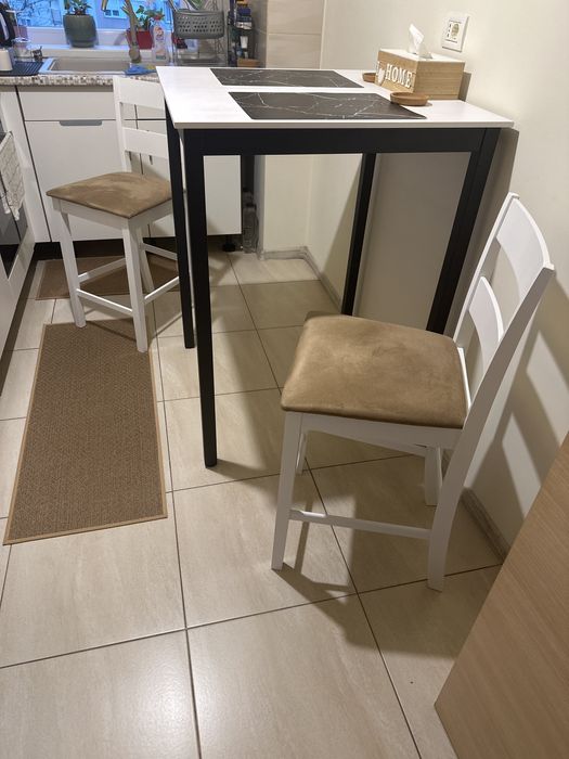 De vanzare 2 scaune de lemn masiv