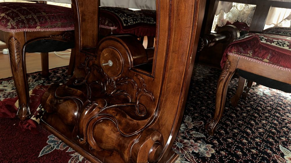 Продается большой стол со стульями