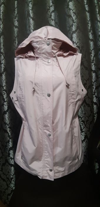 Vestă de toamna/primavara roz cu gluga.