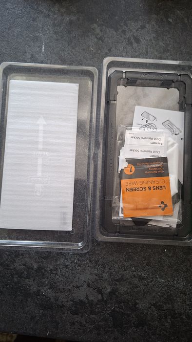 Samsung Galaxy S21 FE 5G - capacul spate desprins + folie Spigen și două huse (livrare OLX)