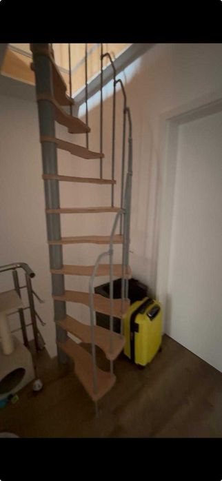 Scara semispirala din multiplex de fag lacuit pentru spatii mici