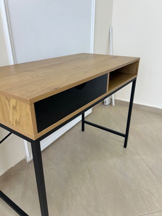 Продават се 3 броя бюро и два стола