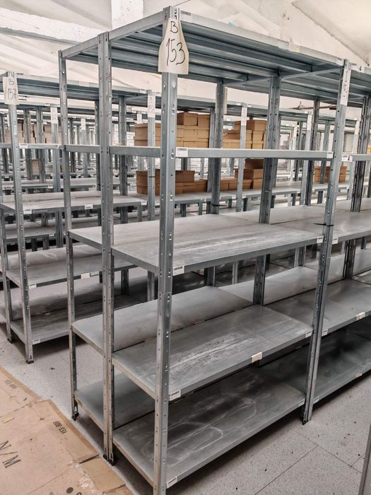 Продавам метални стелажи