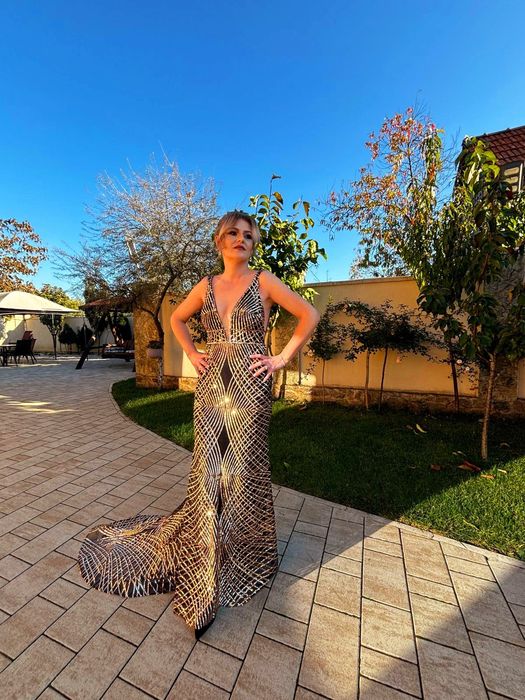 Rochie elegantă , deosebită cu trenă, spatele gol, cupe B75