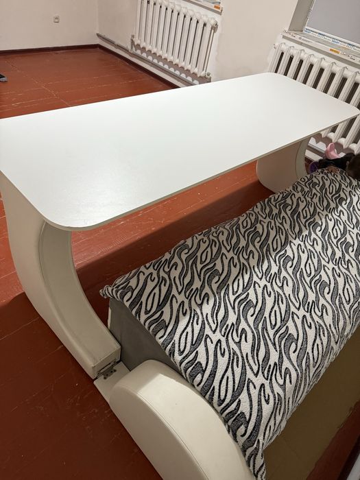 Продам диван срочно! Стол+кровать