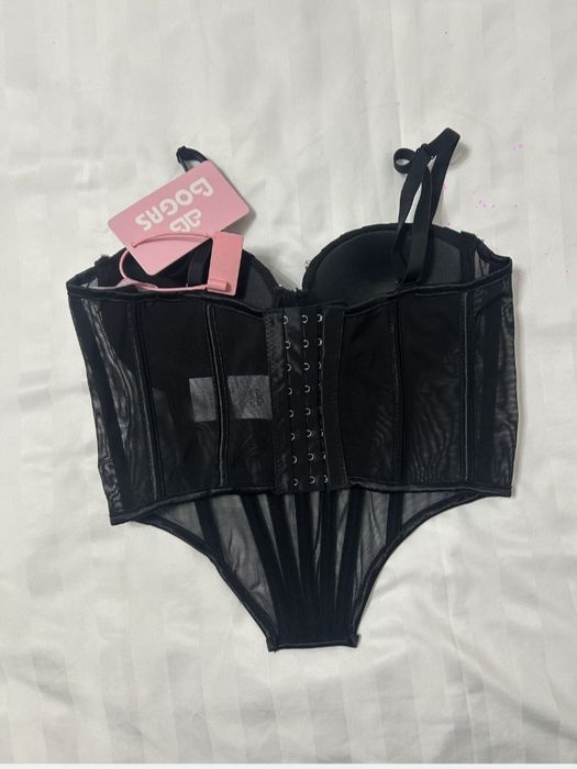Vând corset reglabil sau schimb cu blugi flare mărimea 26 sau blugi skini mărimea 34