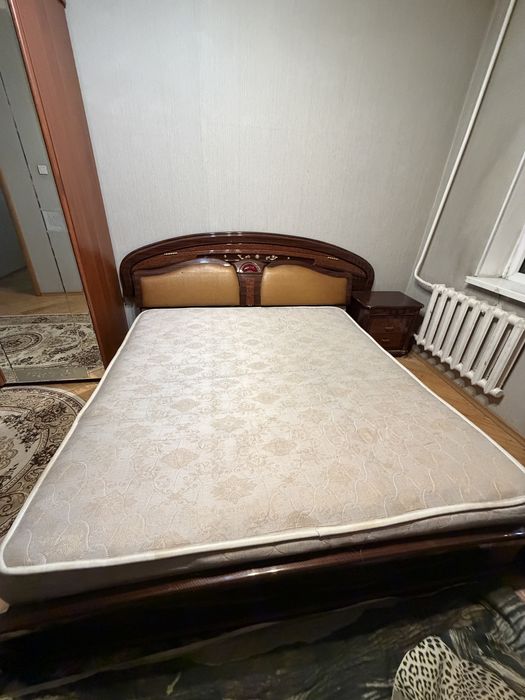 Большая кровать с матрасом
