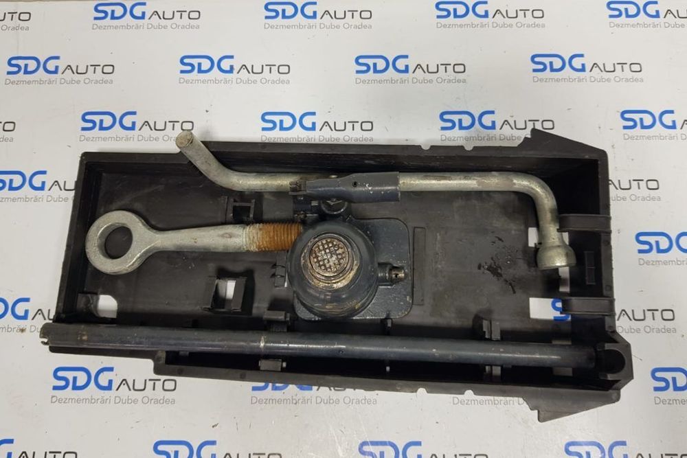 Set cric hidraulic + cheie roti + diverse accesorii care se vad in poze Iveco Daily Euro 4/5/6