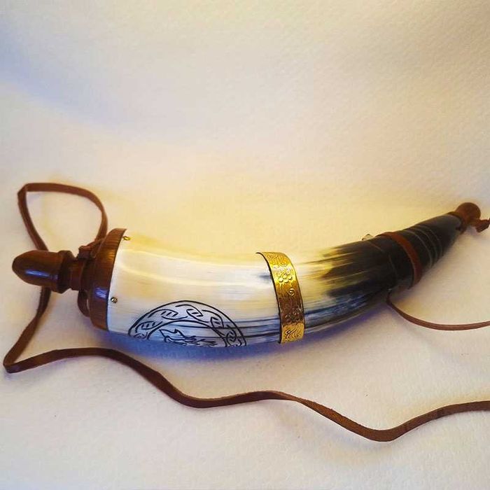 Барутница, барутник от естествен рог на бик с бронзов обков