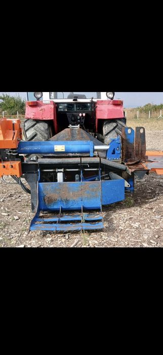 Vând presă (despicător) de spart lemne de foc Balfor, cu o forță de 35 de tone. Preț: 7.200 de euro.