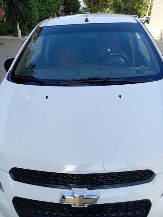 Chevrolet Spark белый