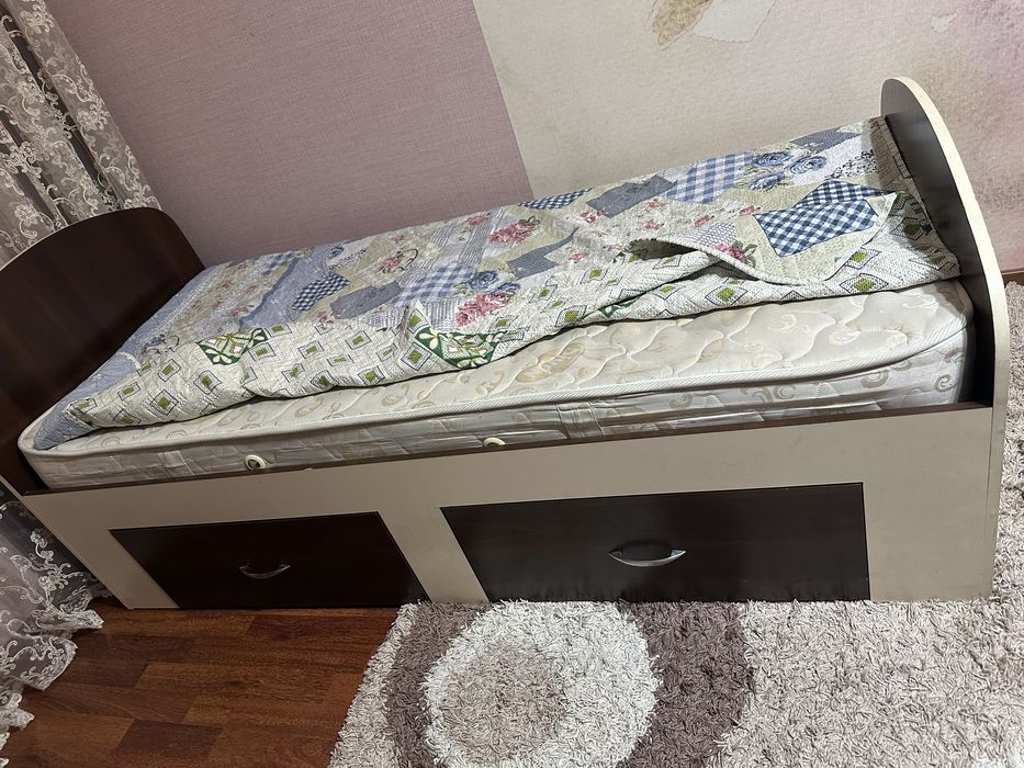 Кровать, шкафы, стол