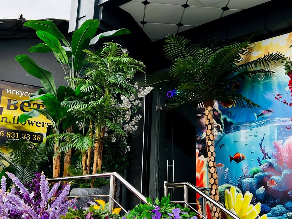 Искусственные цветы и деревья.