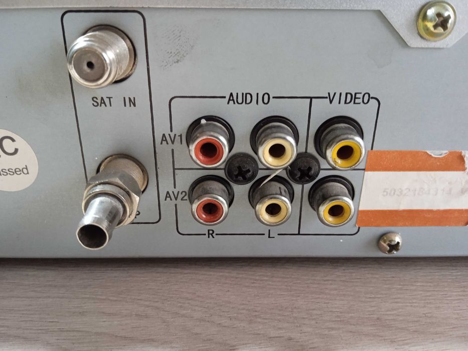 Тюнер рабочий в хорошем состоянии