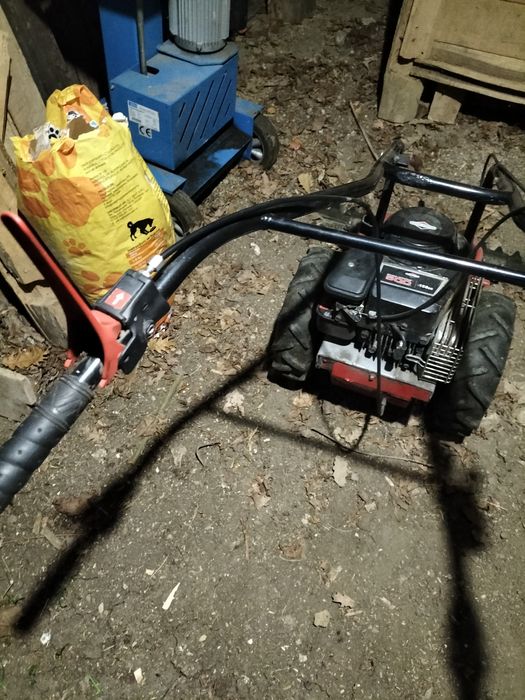 Vând o motocositoare marcă solo  530