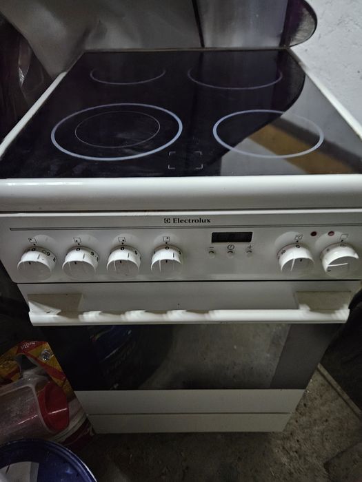 Vând aragaz electric Electrolux