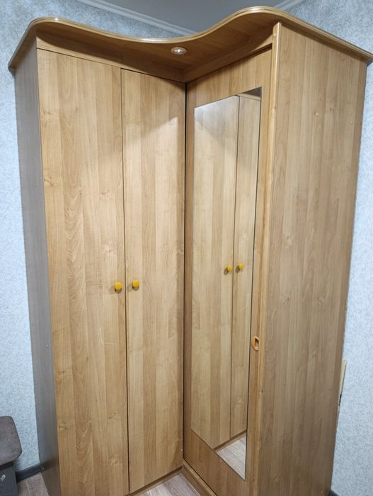 Продам шкаф угловой с зеркалом, б/у