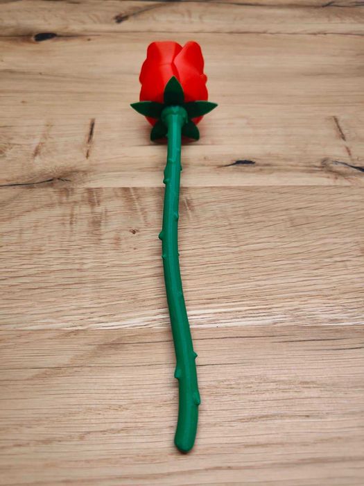 Изящна 3D принтирана роза с дръжка – декоративен арт акцент