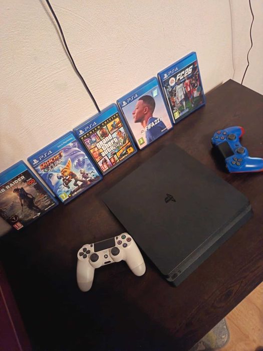 Конзола Playstation 4 SLIM 1TB + два джойстика и 5 игри